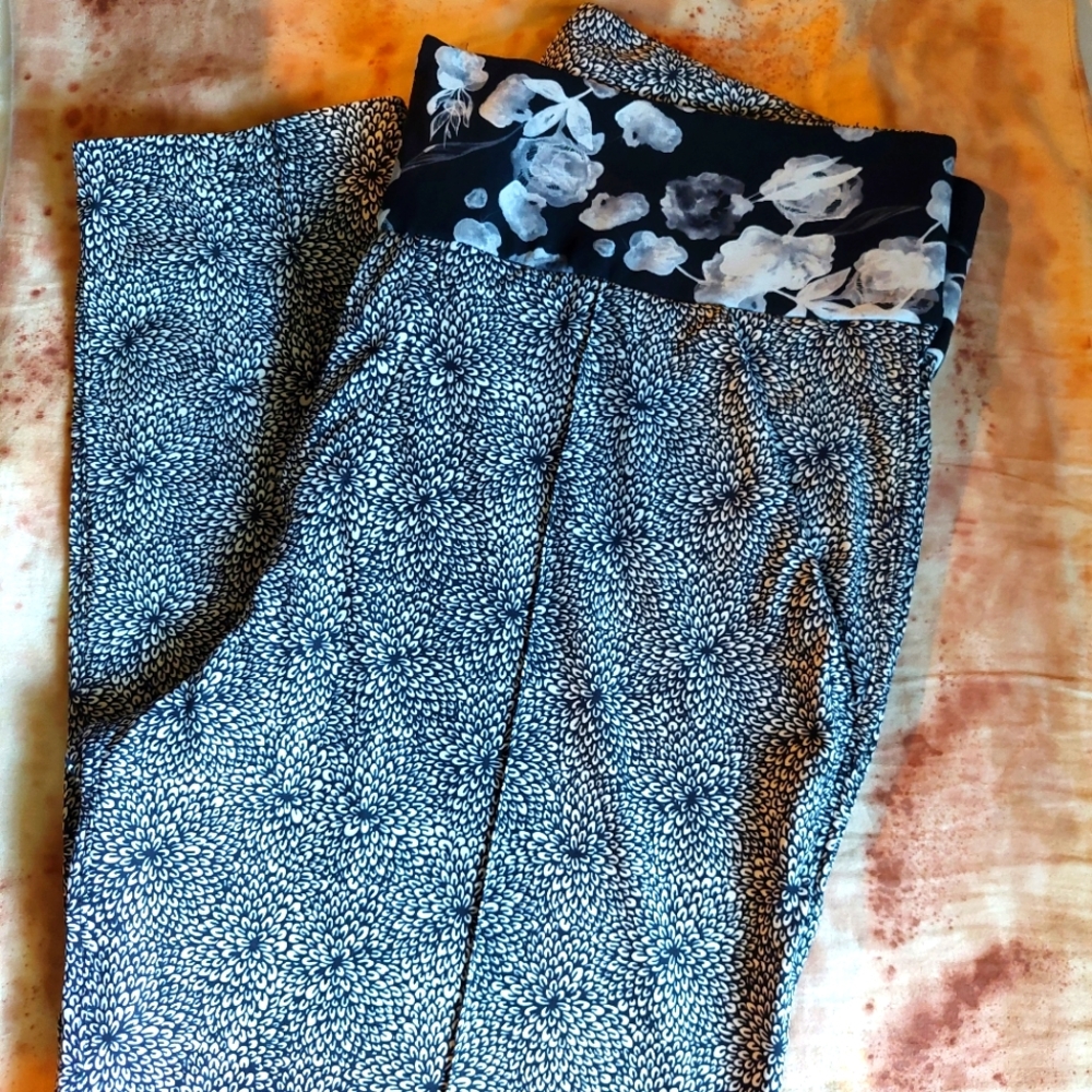 Lululemon Plush Petal Black Ghost Floral Departure Pant Trouser Size 10